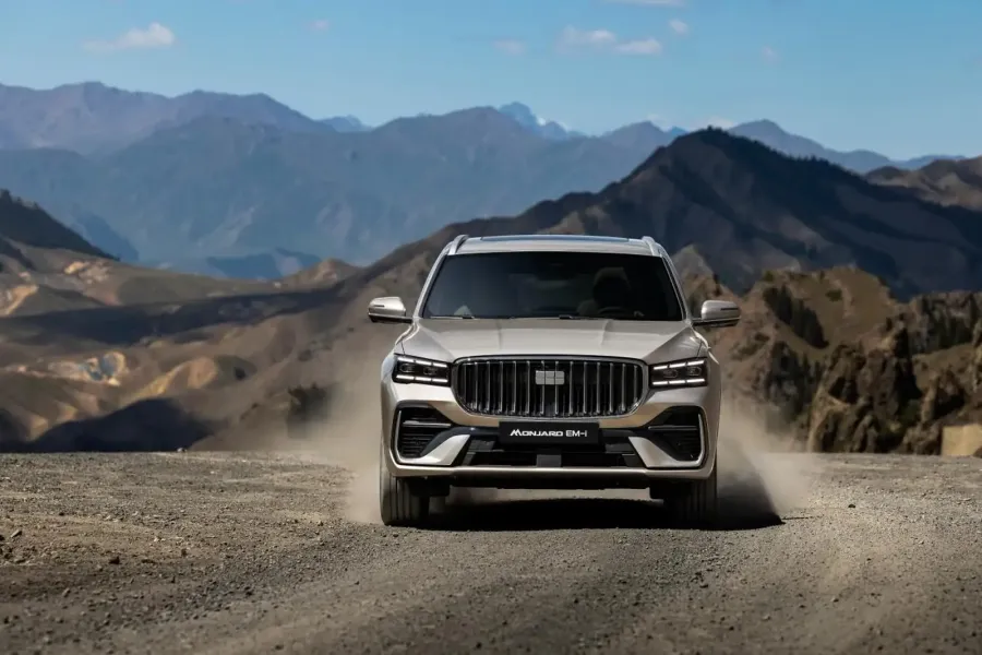 A hegyi úton haladó ezüst Geely Monjaro EM-i a 2027-es Magyar Év Autója díjakért versenyző Geely-modellek egyike.