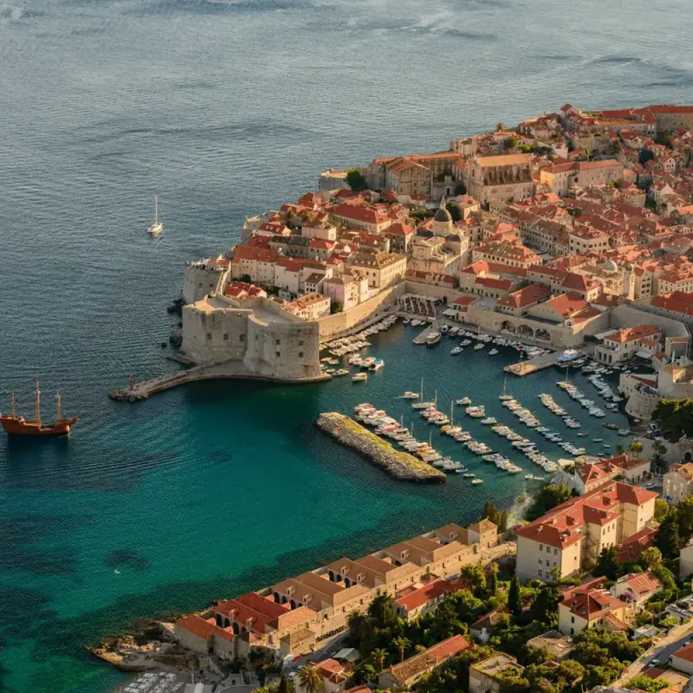 Dubrovnik történelmi óvárosa és kikötője madártávlatból. Kép: CNTB / Luka Esenko