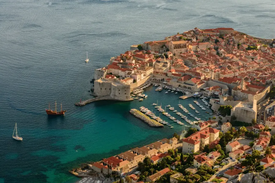 Dubrovnik történelmi óvárosa és kikötője madártávlatból. Kép: CNTB / Luka Esenko