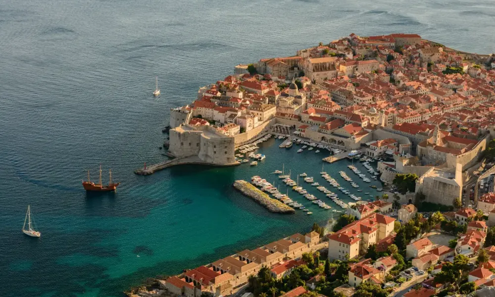 Dubrovnik történelmi óvárosa és kikötője madártávlatból. Kép: CNTB / Luka Esenko